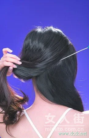 发型DIY 教你5步打造慵懒发髻
