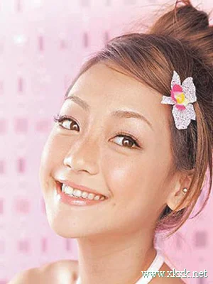 简单打造春夏俏丽花苞头