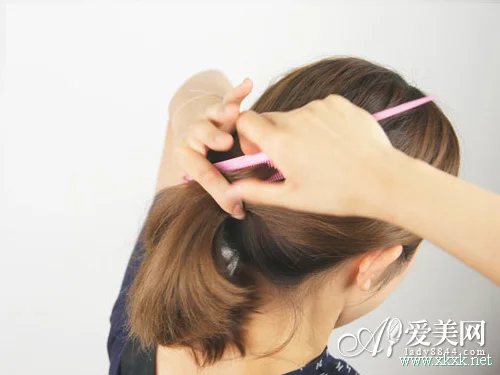  马尾辫的扎法图解 尽显简约小心机 