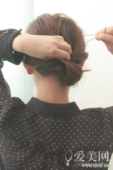 DIY侧边内扣马尾 简单七步别致吸睛
