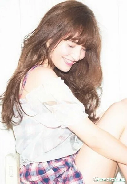 慵懒美发型!棕色系的蓬松中长发造型