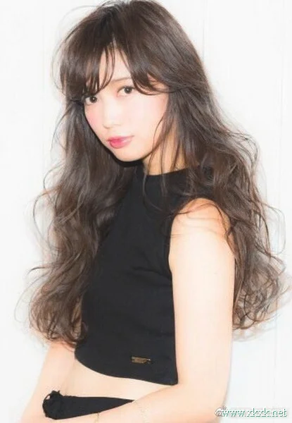 慵懒美发型!棕色系的蓬松中长发造型