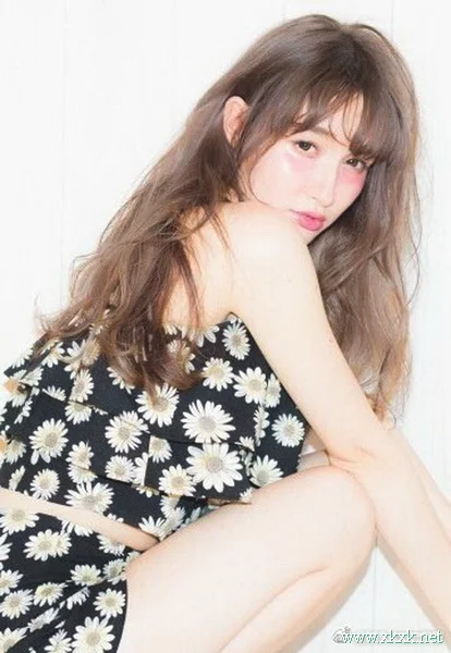 慵懒美发型!棕色系的蓬松中长发造型