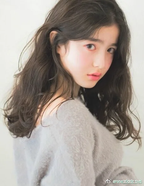 慵懒美发型!棕色系的蓬松中长发造型