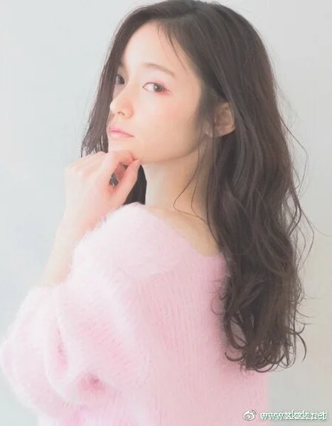 慵懒美发型!棕色系的蓬松中长发造型