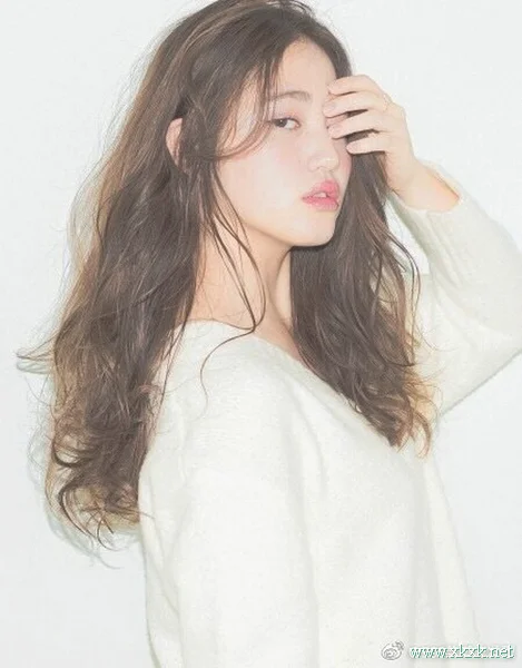 慵懒美发型!棕色系的蓬松中长发造型