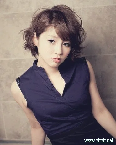 圆脸女生俏皮短发示范