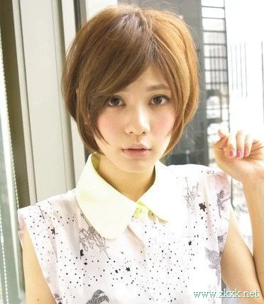 圆脸女生俏皮短发示范