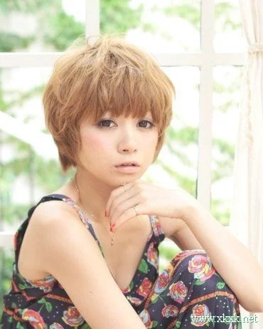 圆脸女生俏皮短发示范