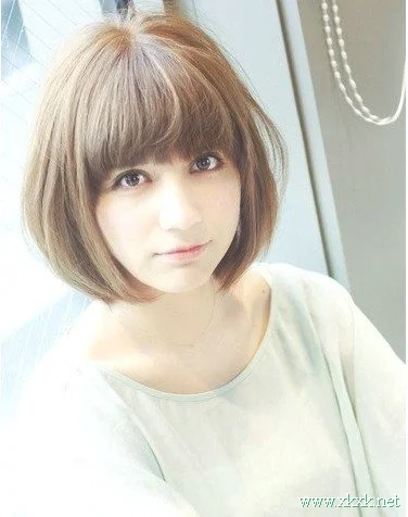 圆脸女生俏皮短发示范