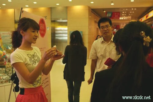 “史上最美派发员”工作照曝光