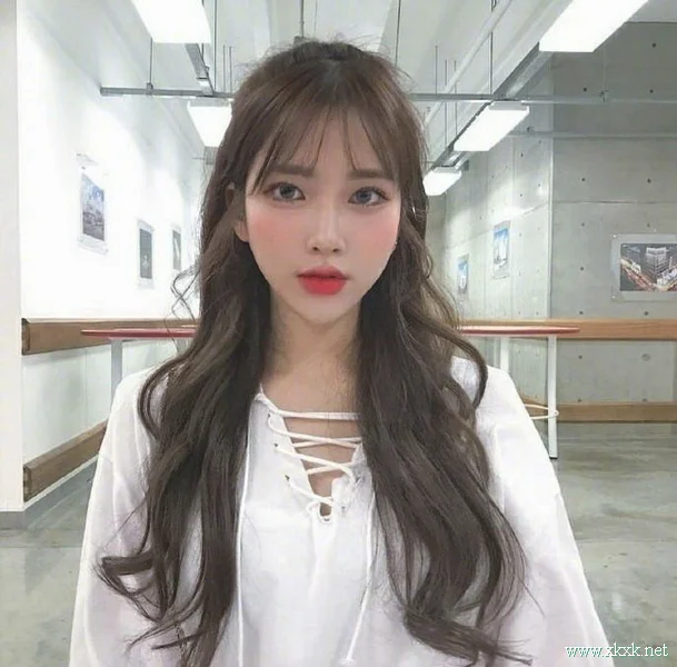 甜美的半扎长发示范，即妩媚又透着少女感