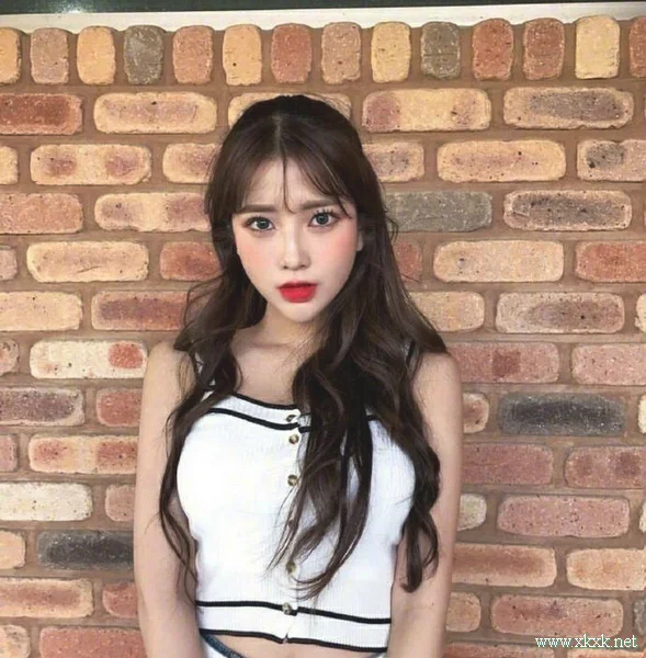 甜美的半扎长发示范，即妩媚又透着少女感