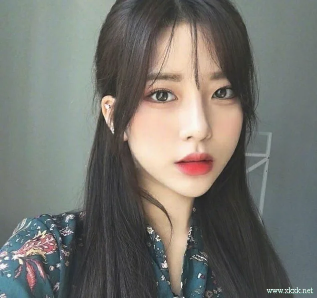 甜美的半扎长发示范，即妩媚又透着少女感
