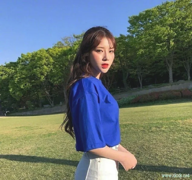 甜美的半扎长发示范，即妩媚又透着少女感
