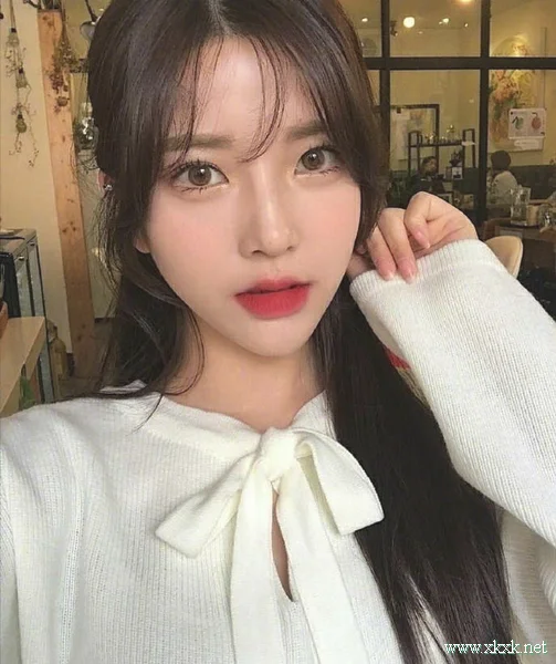 甜美的半扎长发示范，即妩媚又透着少女感