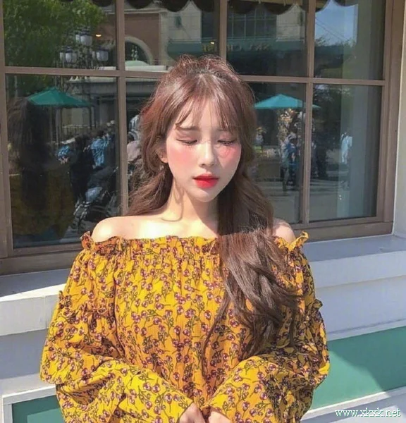 甜美的半扎长发示范，即妩媚又透着少女感