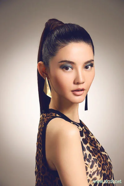 利落帅气 DIY时装周高耸马尾