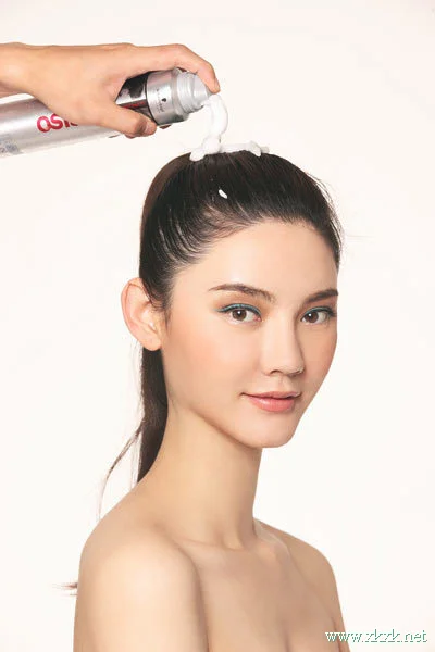 利落帅气 DIY时装周高耸马尾