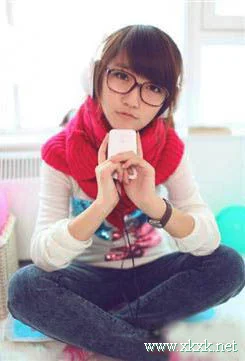 斜刘海修饰大脸 扮成乖巧萌女