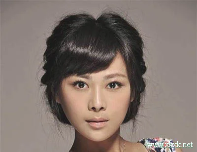 斜刘海修饰大脸 扮成乖巧萌女
