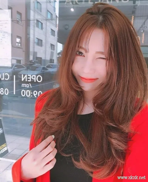 美女示范：长卷发造型这样最迷人