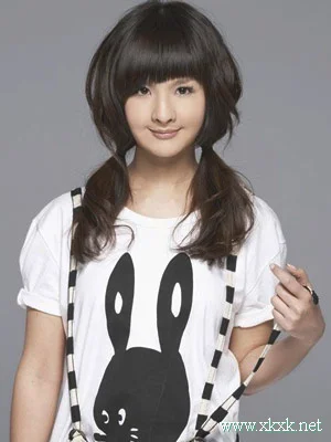 女星热衷减龄小女人味卷发