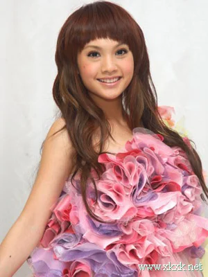 女星热衷减龄小女人味卷发