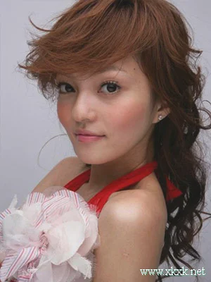 女星热衷减龄小女人味卷发