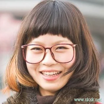 街拍眼镜妹发型抢眼又实用