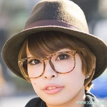 街拍眼镜妹发型抢眼又实用