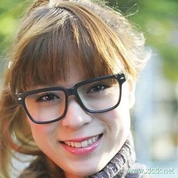 街拍眼镜妹发型抢眼又实用