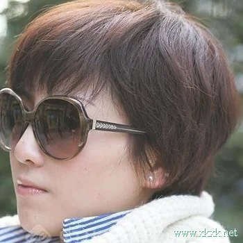 街拍眼镜妹发型抢眼又实用