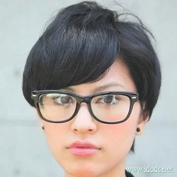 街拍眼镜妹发型抢眼又实用