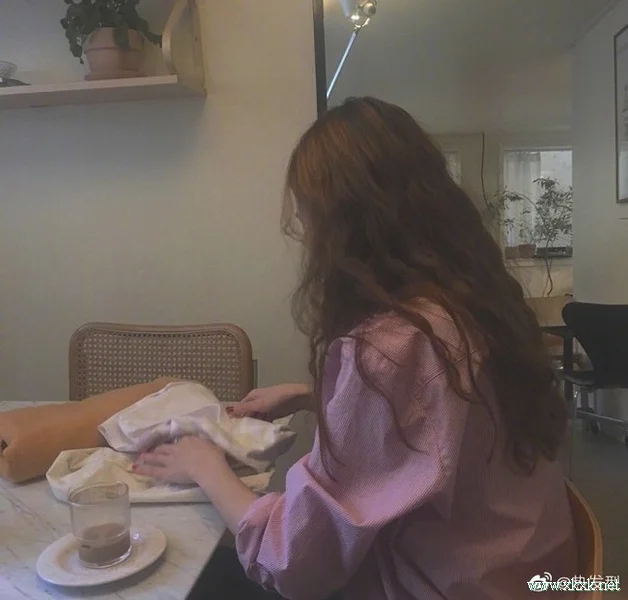 长发女生很流行的“泡面头”图片大全