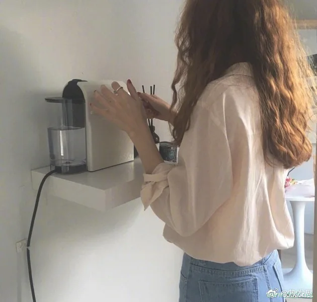 长发女生很流行的“泡面头”图片大全