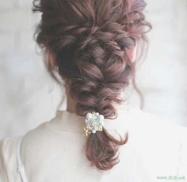 惊艳！中长发女人发饰与发型搭配示范