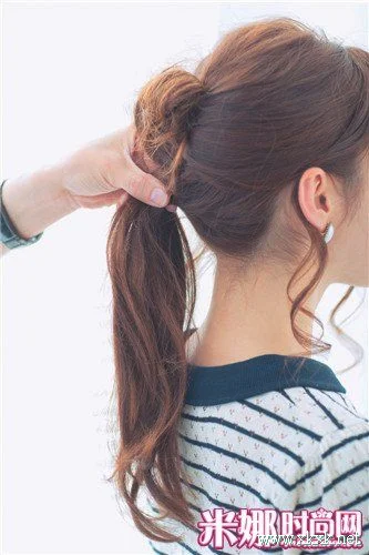 超人气夏日发型 悠闲假日感束发