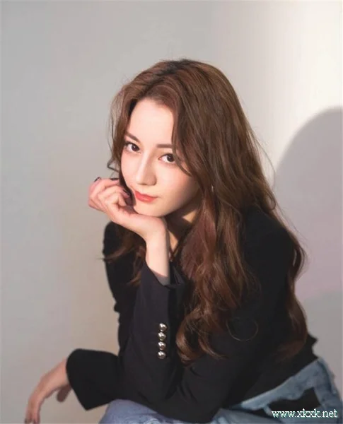 女人过了40岁，别急着剪短发！试试这4款烫发，女儿都夸年轻时髦