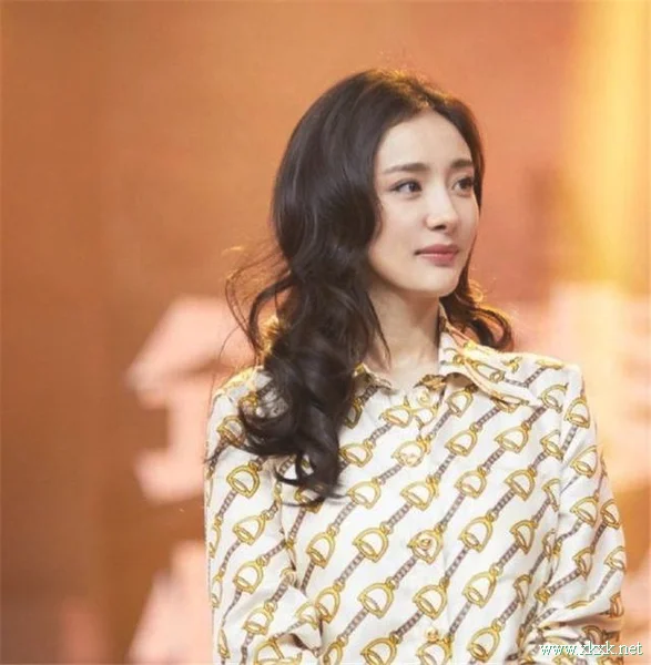 女人过了40岁，别急着剪短发！试试这4款烫发，女儿都夸年轻时髦