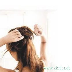 轻松5步 自制可爱小女人味发型