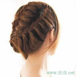 轻松5步 自制可爱小女人味发型