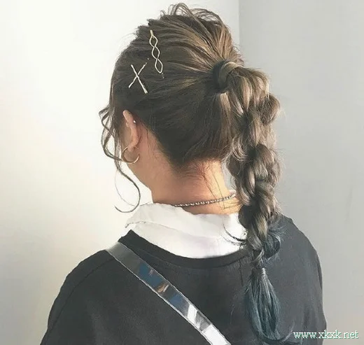 扎个小辫子出门,九款女生辫子发型图片