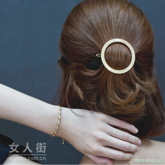 发型尴尬期，不如让漂亮的发饰来帮你