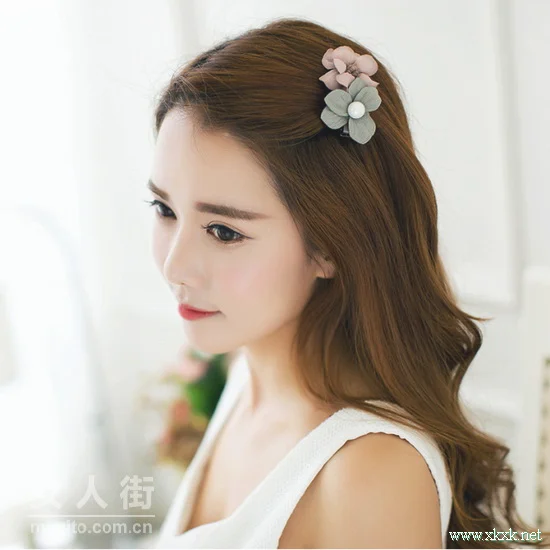 发型尴尬期，不如让漂亮的发饰来帮你
