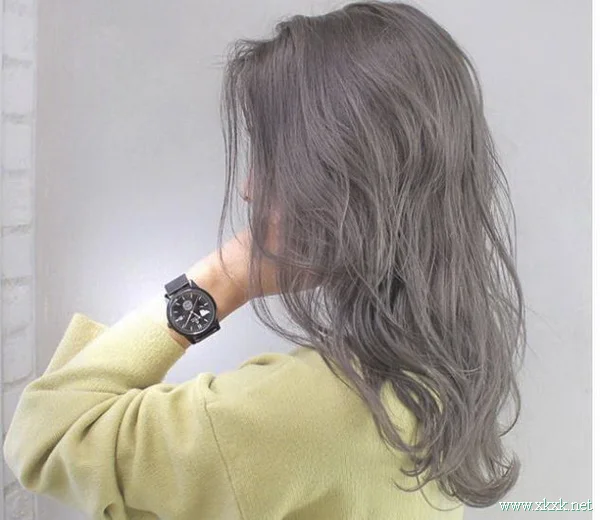适合夏季的发色参考：浅色清透的亚麻灰