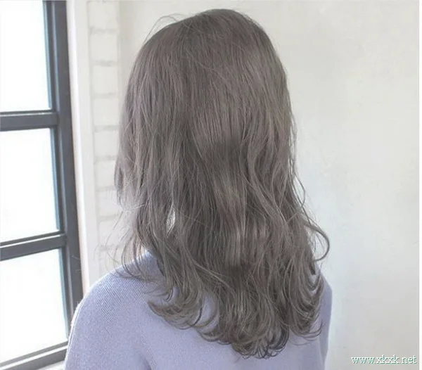 适合夏季的发色参考：浅色清透的亚麻灰