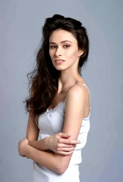 空灵蓬松感长卷发修颜发型 塑造唯美优雅气质风