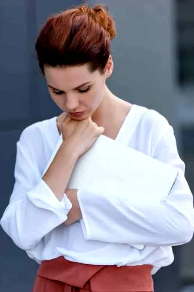 圆脸适合什么样的发型 推荐有刘海卷发更显瘦