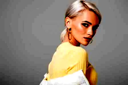 日系中长发型图片 拷贝卡通人物的可爱灵气